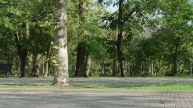 Kırmızı yay taşıyan kırmızı kutulu bir kız kırmızı motosikletli genç bir adamın peşinden koşuyor. Kız erkek arkadaşıyla buluşuyor..