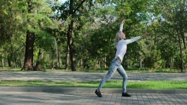 Una Chica Escuchando Música Baila Callejón Parque Tipo Ciclomotor Rojo — Vídeos de Stock