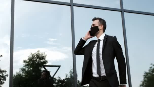 Homem Terno Preto Máscara Preta Comunica Nervosamente Smartphone Olha Para — Vídeo de Stock