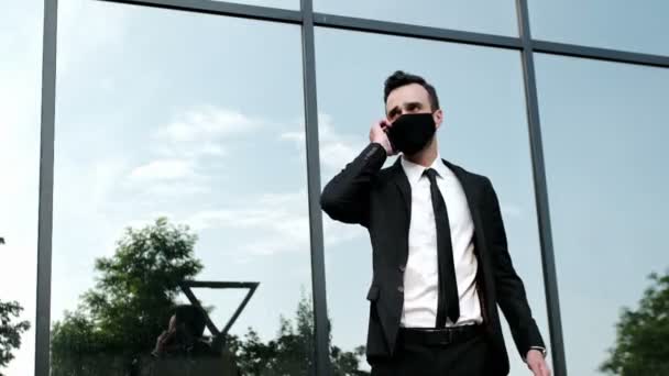 Uomo Abiti Lavoro Una Maschera Nera Termina Nervosamente Conversazione Sul — Video Stock