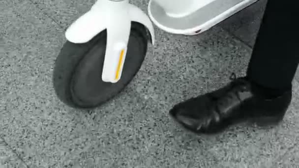 Homem Roupas Negócios Rola Uma Scooter Elétrica Branca Lado Mesma — Vídeo de Stock