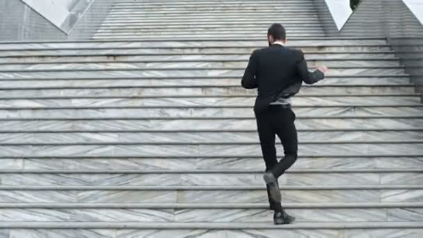 Ein Fröhlicher Geschäftsmann Schwarzer Maske Tanzt Auf Der Treppe Und — Stockvideo