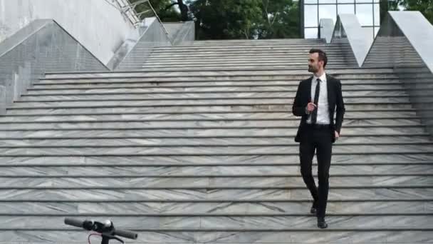 Ein Erfolgreicher Mann Anzug Tanzt Gut Gelaunt Die Treppe Hinunter — Stockvideo
