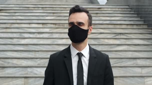 Gars Tenue Travail Masque Noir Sur Son Visage Descend Les — Video