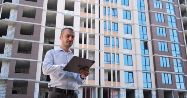 Homem Passa Dedos Sobre Tablet Abaixa Olha Para Seu Apartamento — Vídeo de Stock
