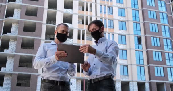 Two Men Protective Masks Backdrop House Construction Site Realtor Shows — Stock Video