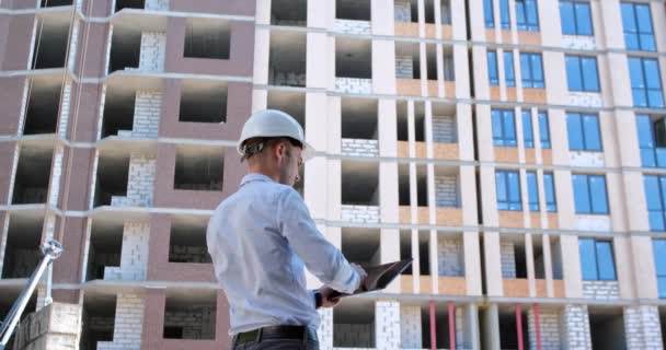 Ingeniero Trabaja Con Los Dibujos Electrónicos Casa Tableta Observando Periódicamente — Vídeos de Stock