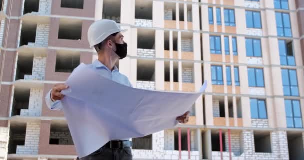 Egy Gépész Aki Védőmaszkot Visel Arcán Megnézi Rajzokat Papírterven Lakóépület — Stock videók