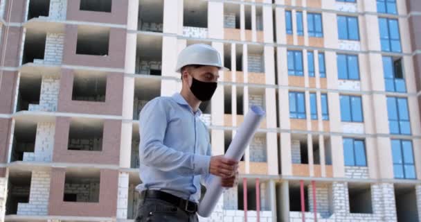 Arquitecto Con Casco Protector Blanco Una Máscara Protectora Cara Está — Vídeos de Stock