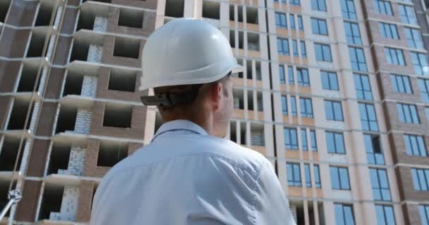 Ingegnere Casco Protettivo Bianco Ispeziona Condominio Costruzione Dal Luogo — Video Stock