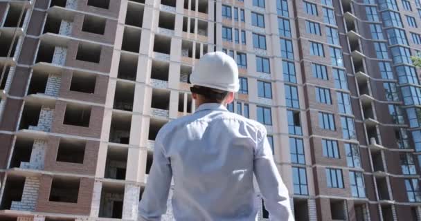 Ingeniero Casco Protector Blanco Pie Frente Edificio Residencial Construcción Levanta — Vídeos de Stock