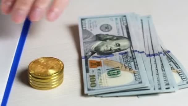 Yakın Plan Bir Adam Dolar Banknotlarını Bir Yığın Bitcoin Yanına — Stok video
