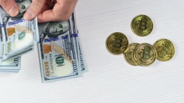 Der Mann Legt Bitcoin Mit Dem Finger Auf Den Tisch — Stockvideo