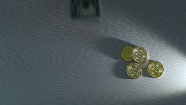 男はビットコインの横にドルの波を投げ ビットコインを上に置いて お金の波を押す 舞台は光源によって照らされている — ストック動画