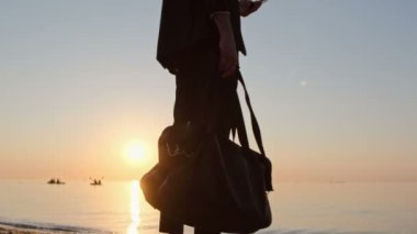 Ofisten denize gitmek, bir valiz almak, ve sahilde dururken, akıllı telefondan bir mesaj yazmak.