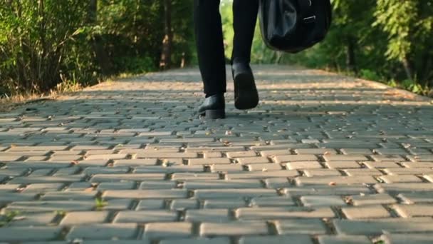 Mężczyzna Idzie Wzdłuż Drogi Płytki Wcześnie Rano Niesie Torbę Podróżną — Wideo stockowe