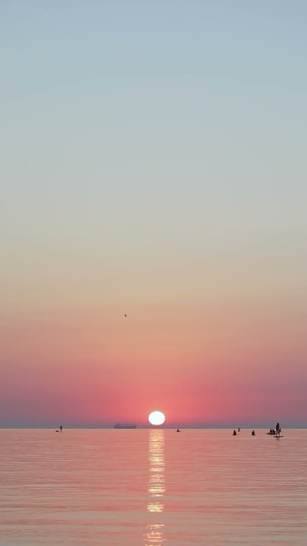 Die Morgensonne Steigt Über Einem Ruhigen Meer Ohne Wellen Auf — Stockvideo