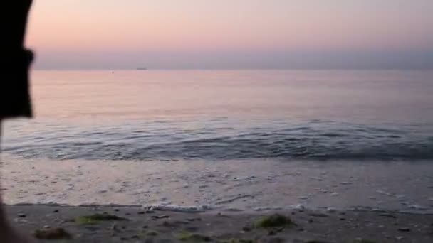 Een Man Een Opgerolde Broek Komt Morgens Vroeg Het Zeewater — Stockvideo
