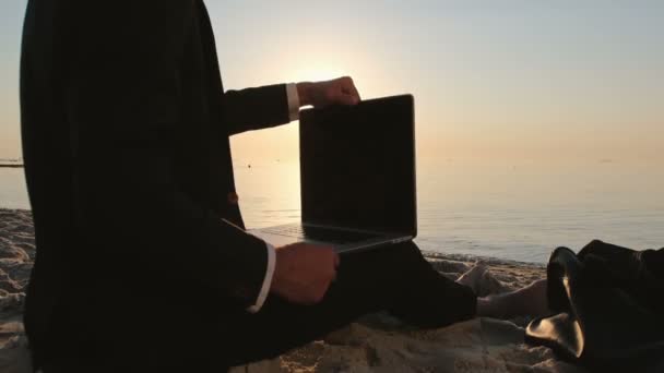 Человек Пиджаке Сидит Песке Моря Открывает Ноутбук Начинает Работать Удаленная — стоковое видео