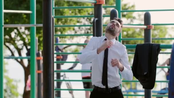 Impiegato Allenamento Muscoli Articolazioni Campo Sportivo Aperto Toglie Cravatta Asciuga — Video Stock