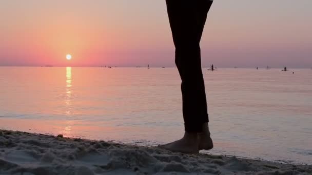 Barfota Man När Han Går Längs Stranden Stannar Och Tittar — Stockvideo