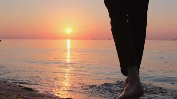 Homem Calças Enroladas Caminha Para Mar Revezam Levantando Pernas Criando — Vídeo de Stock