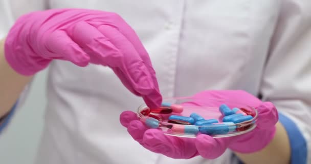 Arts Beweegt Met Zijn Vinger Geneesmiddelcapsules Petrischaal Neemt Rode Capsule — Stockvideo