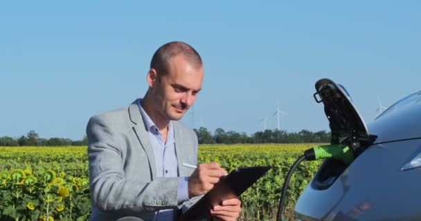 Homme Avec Une Tablette Assis Côté Port Charge Une Voiture — Video