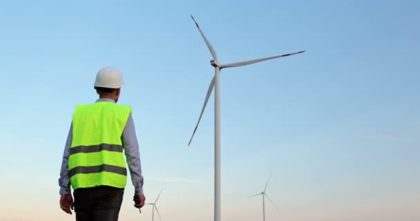 Ein Ingenieur Spezialkleidung Geht Zur Windmühle Und Spricht Radio Notdienst — Stockvideo