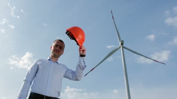 Der Mann Nimmt Den Orangefarbenen Schutzhelm Vom Kopf Setzt Den — Stockvideo