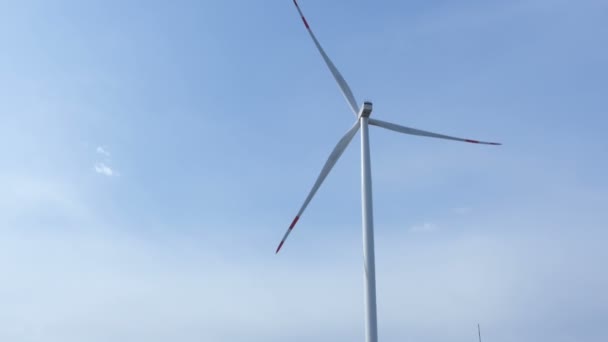 Turuncu Kasklı Bir Mühendis Rüzgar Jeneratörüne Doğru Yürüyor — Stok video