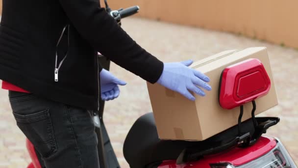 Homem Luvas Borracha Azul Caminha Até Caixa Assento Motorizado Pega — Vídeo de Stock