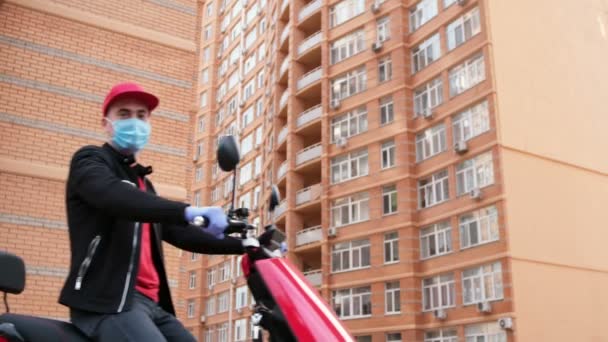 Homem Com Uma Máscara Boné Beisebol Vermelho Entra Quadro Ciclomotor — Vídeo de Stock