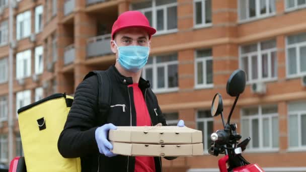 Fattorino Con Uno Zaino Giallo Sulla Schiena Cappuccio Rosso Una — Video Stock