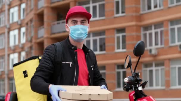 Mężczyzna Czerwonej Czapce Zabezpieczeniu Przed Wirusami Trzyma Dwie Kwadratowe Kartonowe — Wideo stockowe