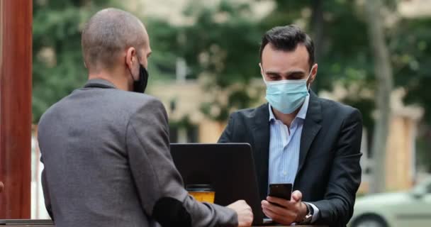 Dva Obchodníci Ochrannými Maskami Tvářích Spolu Mluví Sedí Letní Terase — Stock video