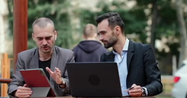 Dva Obchodníci Diskutují Obchodním Projektu Tabletu Notebooku Sedí Bok Boku — Stock video