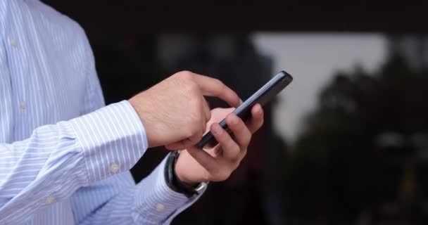 Muž Rychle Přitiskne Prst Obrazovku Svého Chytrého Telefonu Zblízka Osoba — Stock video