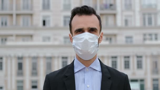 Ein Mann Anzug Und Mit Medizinischer Maske Gesicht Steht Auf — Stockvideo