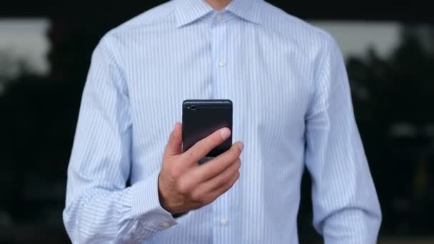 Muž Košili Přitiskne Prsty Obrazovku Telefonu Pak Pozadí Tmavých Oken — Stock video