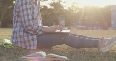 Klavyedeki öğrenci tipleri parkta ödev yapıyor