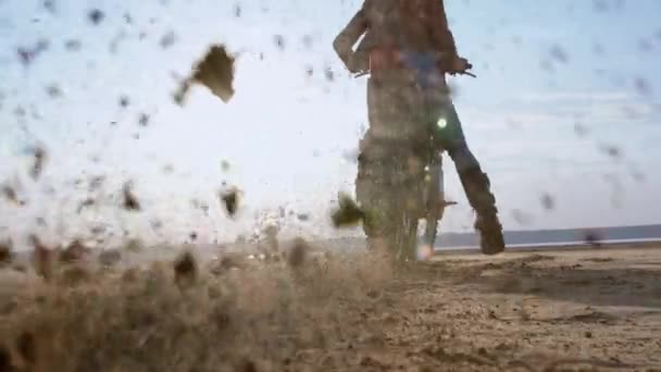 Racer start fiets en rijdt weg gooien zand naar de camera — Stockvideo