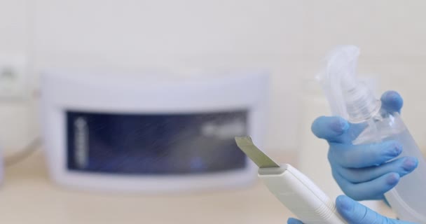 Mestre pulveriza anti-séptico no purificador ultra-sônico na clínica — Vídeo de Stock