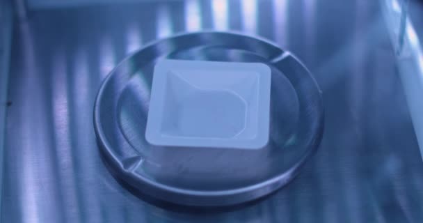 Verser de la poudre bleue dans un bol sur des balances faisant des tests en laboratoire — Video