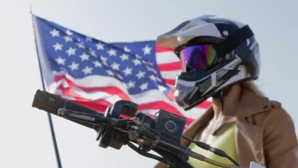 Young woman in helmet and leather jacket on motorbike — Stock Video