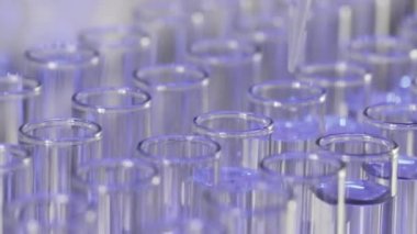 Laboratuvardaki test tüpünden şeffaf sıvı alıyorum.
