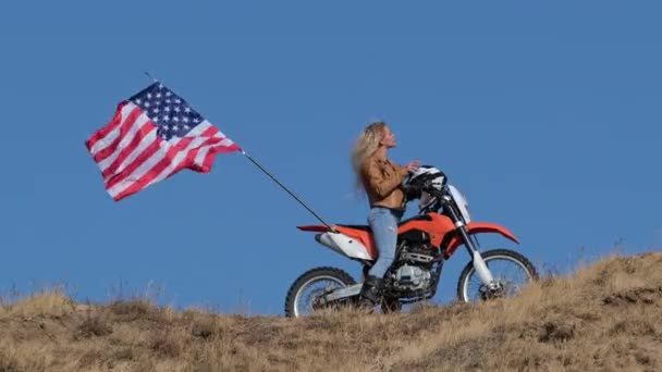 Sportliche junge Frau setzt Helm auf Sportmotorrad auf — Stockvideo