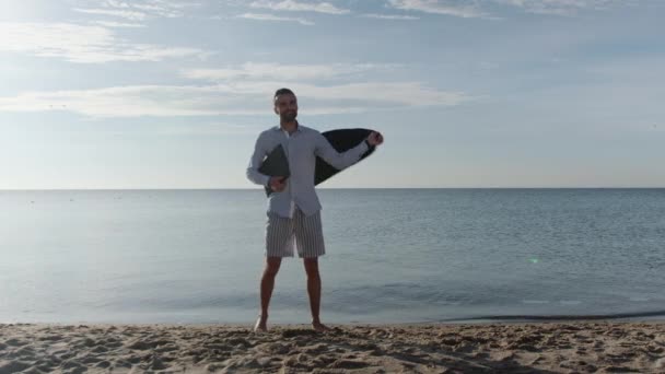 Guy empreendedor com laptop sacode jaqueta de terno preto — Vídeo de Stock