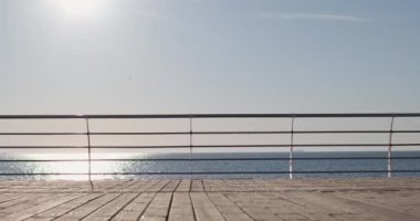 Profesyonel bayan sporcu elektrikli scooter kullanıyor.