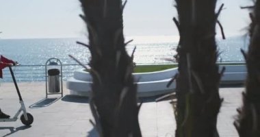 Genç kadın teslimat işçisi scooter kullanıyor ve adam koşuyor.